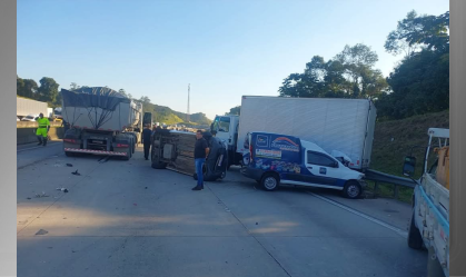 Engavetamento envolvendo 14 veículos deixa um ferido no Rodoanel