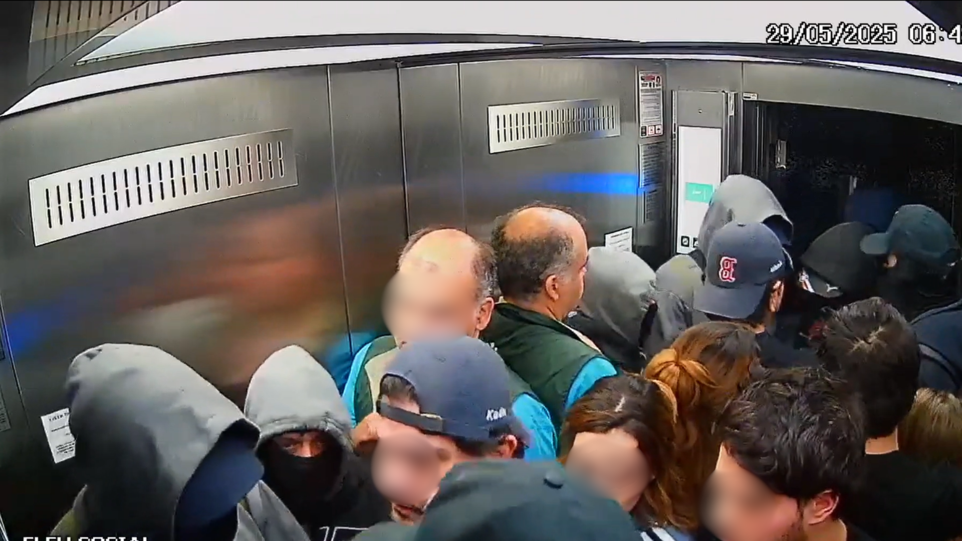 Imagem mostra momento em que criminosos aparecem com as vítimas em elevador durante arrastão nesta quinta (29)