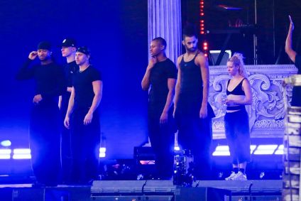 Dançarino da Lady Gaga ensaia no palco em Copacabana Rio de Janeiro