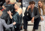 Jennifer Lawrence mostra dedo do meio para Robert Pattinson em Cannes