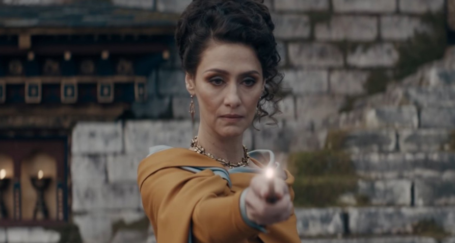 A atriz viveu uma feiticeira brasileira na franquia "Animais Fantásticos" • Reprodução/Warner Bros