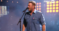 AMAs 2025: apresentação "sem som" de Blake Shelton gera memes na web