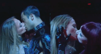 AMAs 2025: Jennifer Lopez beija bailarinos durante apresentação