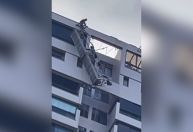 Vídeo: homens ficam pendurados em andaime no 22º andar de prédio no Rio