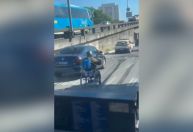 Vídeo: homem pilota cadeira de rodas motorizada em rua de Niterói (RJ)