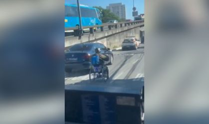 Vídeo: homem pilota cadeira de rodas motorizada em rua de Niterói (RJ)