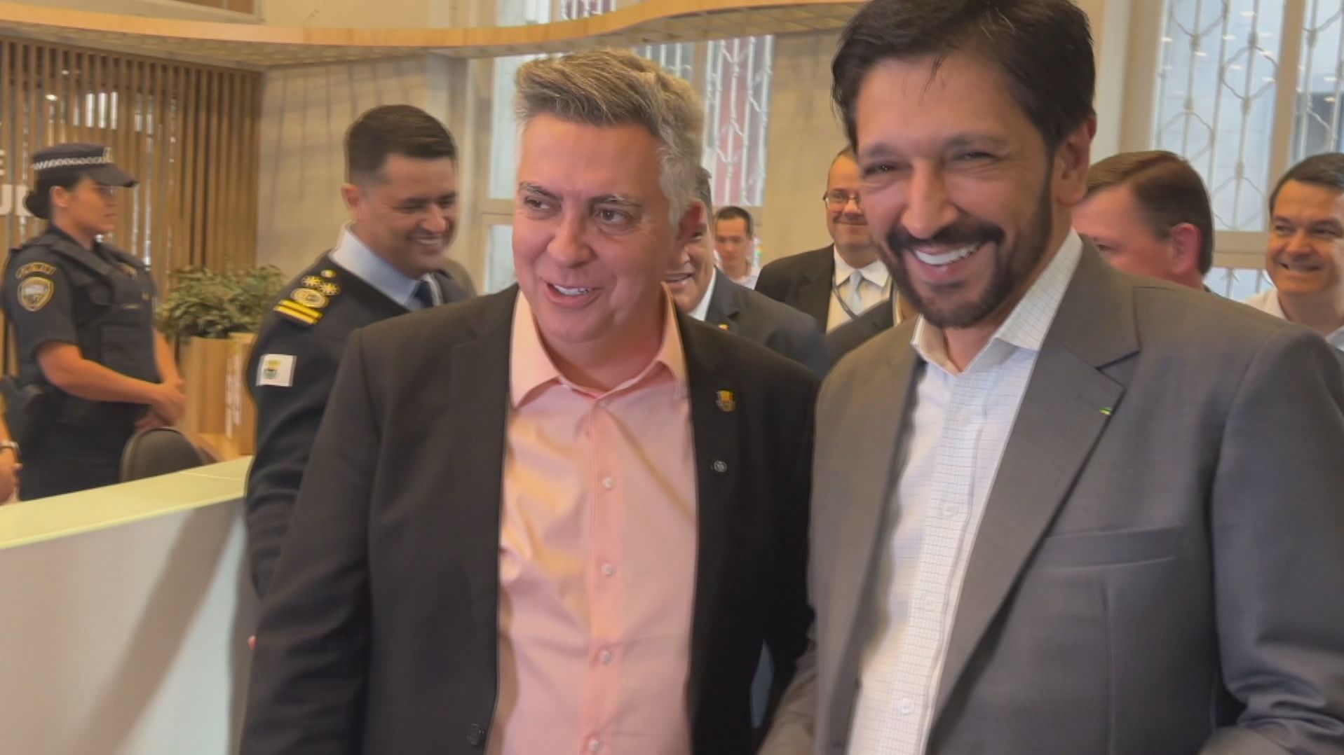 Álvaro Damião (União Brasil), prefeito de Belo Horizonte, e Ricardo Nunes (MDB), prefeito de São Paulo, em visita à central de monitoramento do Smart Sampa, em São Paulo