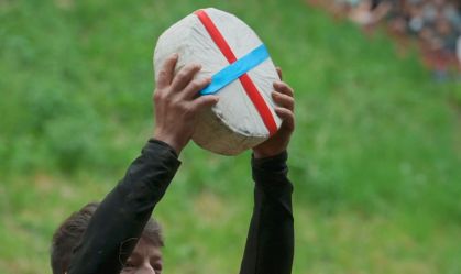 Corrida do queijo: Competidores rolam ladeira abaixo na Inglaterra