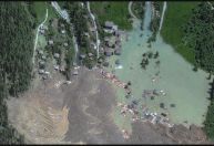 Imagens de satélite mostram vila suíça antes e depois do colapso de geleira