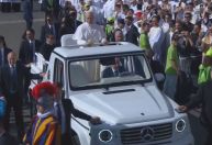 Papa Leão XIV desfila pela 1ª vez no papamóvel e abençoa bebês no Vaticano