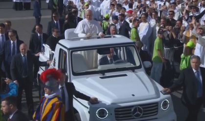 Leão XIV anda pela primeira vez de papamóvel elétrico; conheça o carro