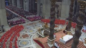 Cardeais e outros integrantes da Igreja Católica na missa que antecede o conclave