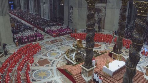 Cardeais e outros integrantes da Igreja Católica na missa que antecede o conclave
