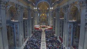 Multidão acompanha missa que antecede o conclave na Basília de São Pedro