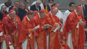 Cardeais participam da missa de abertura do conclave