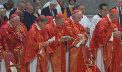 Cardeais participam de missa antes do início do conclave nesta quarta (7)