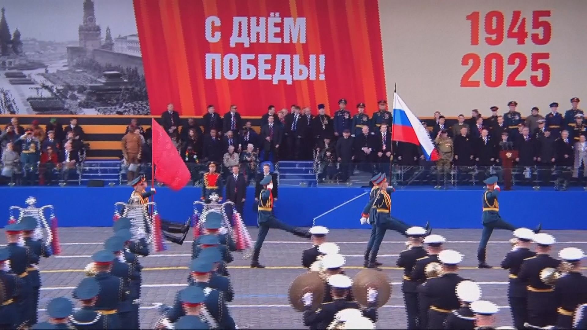 Soldados russos que lutaram na Ucrânia marcham na Praça Vermelha no desfile do Dia da Vitória da Segunda Guerra Mundial