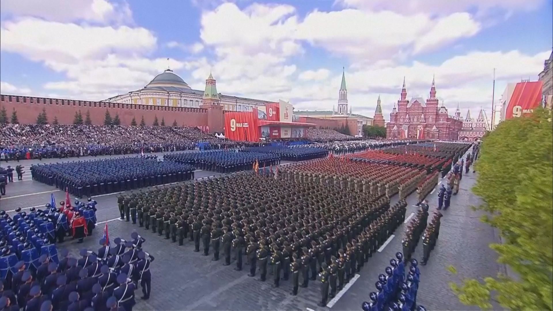 Soldados em desfile do Dia da Vitória em Moscou. • REUTERS