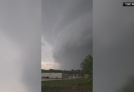 Centro-Oeste dos EUA é atingido por tornados em meio a ameaça de tempestade