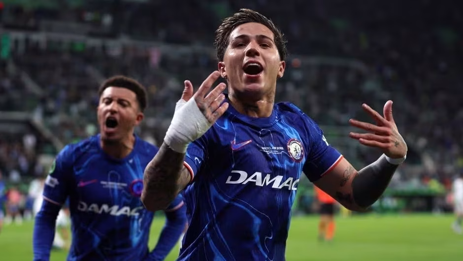 Enzo Fernández comemora gol do Chelsea contra o Betis na Conference