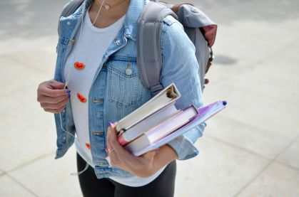 Estudante carregando livros
