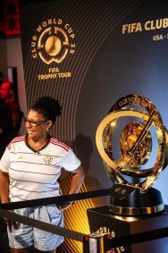 Flamengo recebe o troféu do Mundial de Clubes