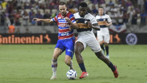 Disputa de bola em Fortaleza x Retrô pela Copa do Brasil