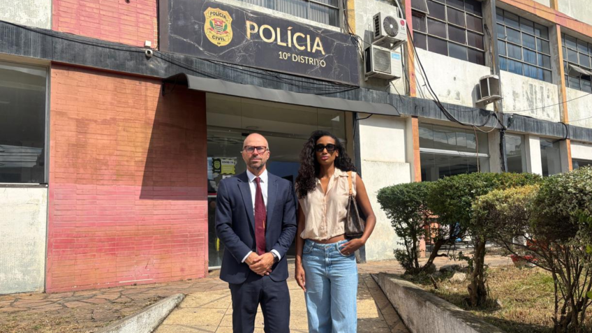 modelo Milla Vieira e advogado Eduardo Barbosa no 10º Distrito Policial. • Reprodução/ Arquivo pessoal