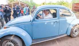 Pepe Mujica e o seu famoso Fusca Azul, dando carona a Lula em 2023