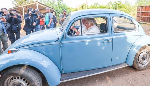 Pepe Mujica e o seu famoso Fusca Azul, dando carona a Lula em 2023