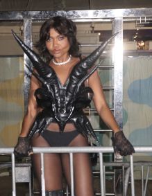 Cantora Gaby Amarantos chega para assistir show de Lady Gaga