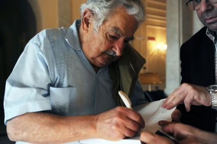 José "Pepe" Mujica, ex-presidente do Uruguai, autografa a edição italiana de seu livro "Una pecora nera al potere", de Andrés Danza e Ernesto Tulbovitz, em 28 de agosto de 2018 em Livorno, Itália