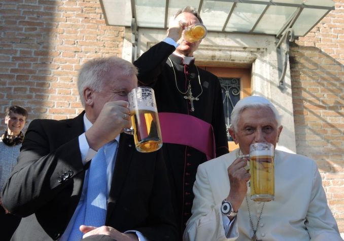 Papa emérito Bento XVI e o primeiro-ministro do estado da Baviera, Horst Seehofer bebem uma cerveja no Jardim do Vaticano, na Cidade do Vaticano, em 17 de abril de 2017. • Lena Klimkeit/picture alliance via Getty Images