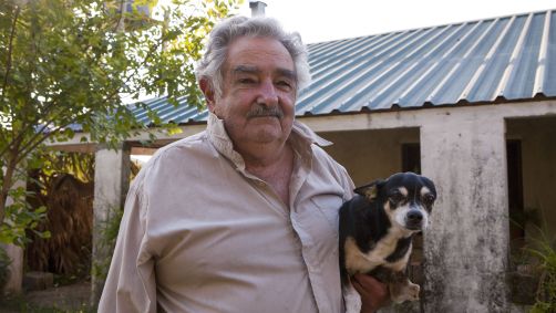 O presidente do Uruguai, José Mujica, brinca com sua cachorra Manuela em sua fazenda, em 13 de abril de 2011, em Montevidéu, Uruguai.