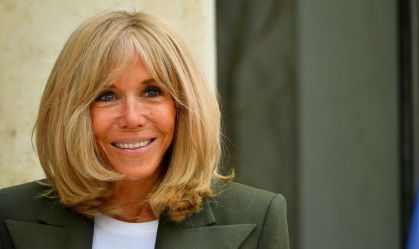 Saiba quem é Brigitte Macron, primeira-dama que deu empurrão no presidente