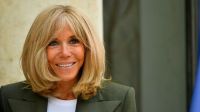 Saiba quem é Brigitte Macron, primeira-dama que deu empurrão no presidente