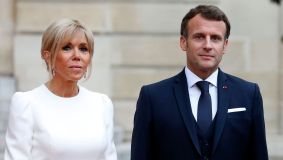 Presidente da França, Emmanuel Macron, e sua esposa, Brigitte Macron, posam lado a lado antes de um jantar de Estado com o presidente da Itália no Palácio Presidencial do Eliseu, em 5 de julho de 2021, em Paris, França