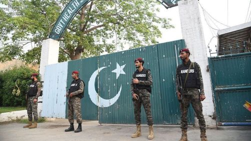 Autoridades de segurança do Paquistão são vistas do lado de fora de um complexo estatal de saúde e educação que foi atingido por um ataque da Índia em Muridke, perto de Lahore, Paquistão