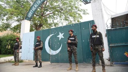 Autoridades de segurança do Paquistão são vistas do lado de fora de um complexo estatal de saúde e educação que foi atingido por um ataque da Índia em Muridke, perto de Lahore, Paquistão