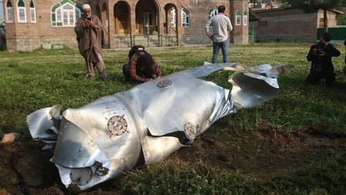 Parte de uma aeronave não identificada no solo em Wuyan, perto da principal cidade da Caxemira, Srinagar