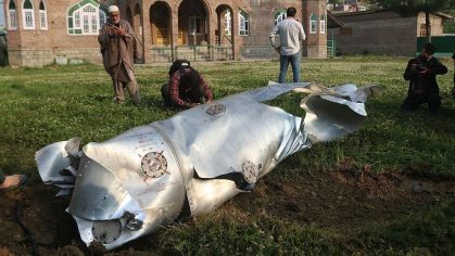 Parte de uma aeronave não identificada no solo em Wuyan, perto da principal cidade da Caxemira, Srinagar
