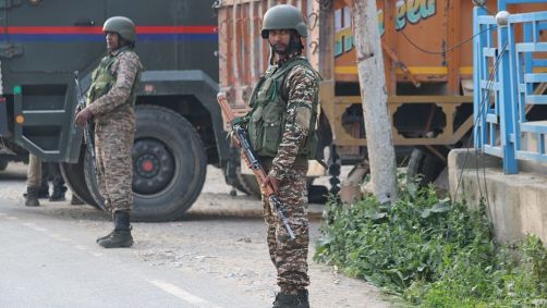 Forças de segurança guardam rua perto da área de Wuyan, em Pampore, no sul da Caxemira, onde um caça supostamente desconhecido caiu, enquanto a Índia realiza ataques contra o Paquistão em Pampore, Jammu e Caxemira