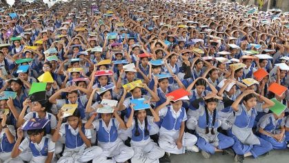 Estudantes participam de um exercício de defesa civil na Escola Governamental de Délhi, em Nova Délhi, Índia, em 7 de maio de 2025