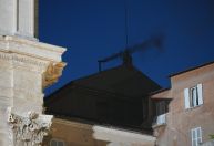O que ajuda a explicar a fumaça “tardia” no conclave?
