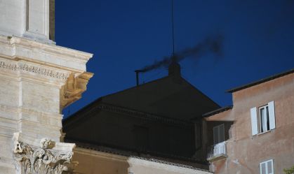 O que ajuda a explicar a fumaça “tardia” no conclave?