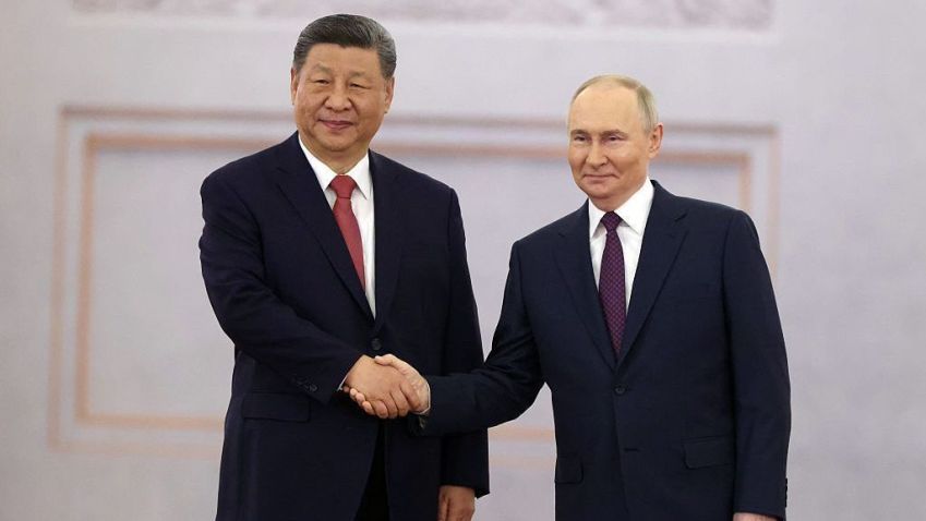 Presidente da Rússia, Vladimir Putin (à direita), aperta a mão do presidente da China, Xi Jinping (à esquerda), durante encontro no Grande Palácio do Kremlin, em 8 de maio de 2025, em Moscou, Rússia • Contributor/Getty Images