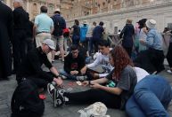 Cartas e descanso: como fiéis esperam por resultado do conclave no Vaticano