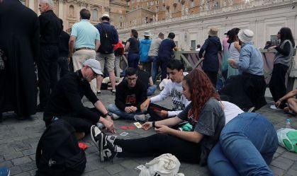 Cartas e descanso: como fiéis esperam por resultado do conclave no Vaticano