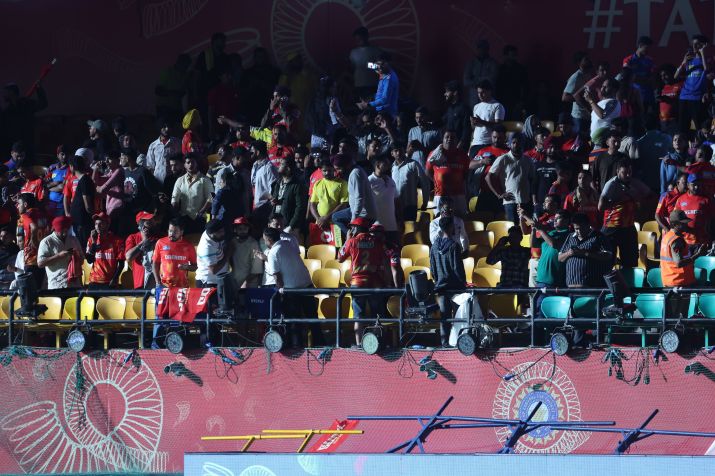Queda de energia deixou o estádio totalmente apagado; torcedores foram forçados a evacuar o local • Pankaj Nangia/Getty Images