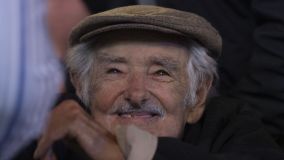 O ex-presidente do Uruguai, José Mujica, gesticula após receber uma homenagem durante o 54º aniversário da coalizão política Frente Ampla, em 26 de março de 2025, em Montevidéu, Uruguai.